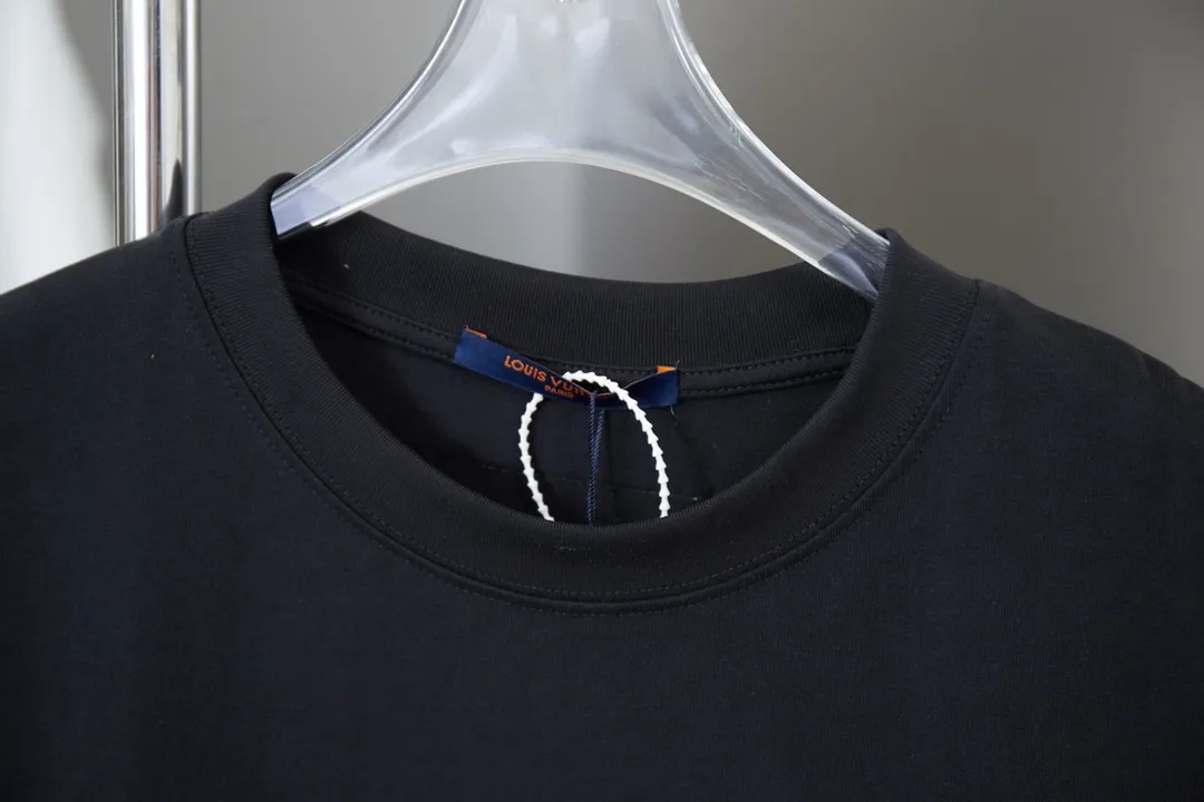🅿️210 High quality LOUIS VUITTON/Louis Vuitton 25FW Autumn and Winter series Western denim cotton front and back embroidered short-sleeved T-shirt with twist embroidery brand logo letters on the hem, the dawn style of the 24FW fashion show. Complete with three standards, using high-weight pure cotton fabric! It feels very comfortable. The OS drop-shoulder version adopts imported Tajima machine embroidery technology. It is fashionable and personalized, and it is super versatile! The threaded neckline is not loose, the color is fixed at high temperature, and the through-shoulder strapping process is used. Unisex S M L XL